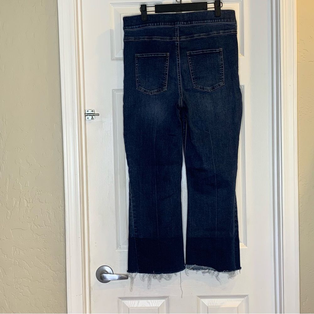 SPANX Kick Crop Flare Denim Jeans M/Dk Wash Raw Hem Size XL Pull-on Shaping - Picture 4 of 10